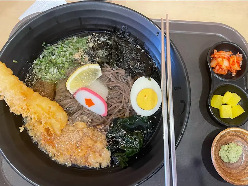 붓가케 우동의 화려한 비주얼