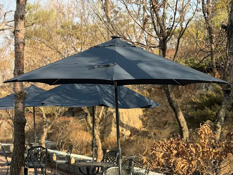 상하목장 카페 야외 테이블과 파라솔