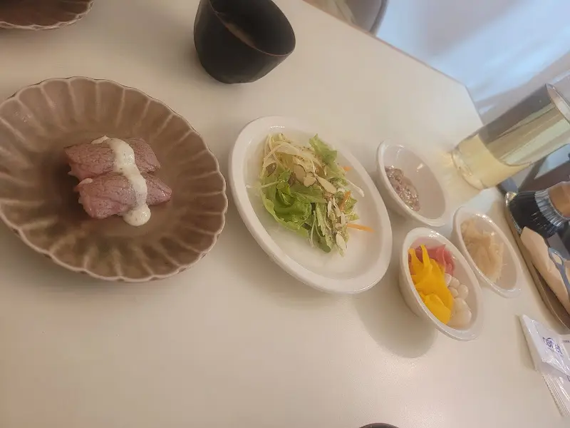 깔끔하게 차려진 밑반찬들