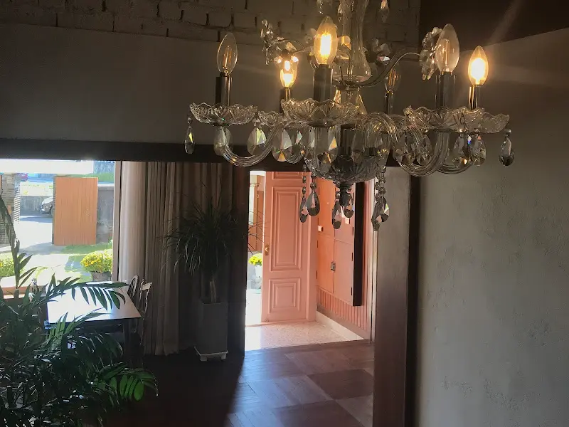 카페 내부의 샹들리에