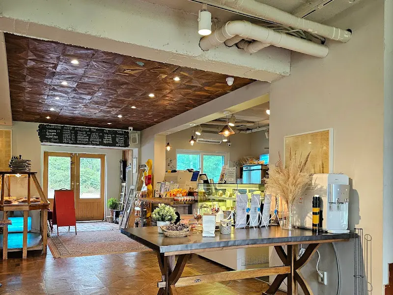 코미호미 카페 내부 전경