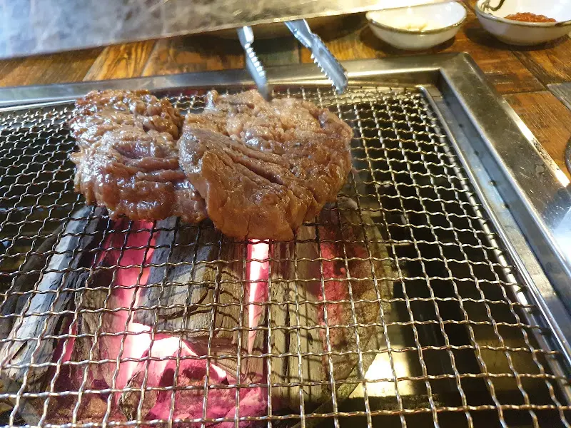 숯불 위에서 맛있게 익어가는 돼지 생갈비