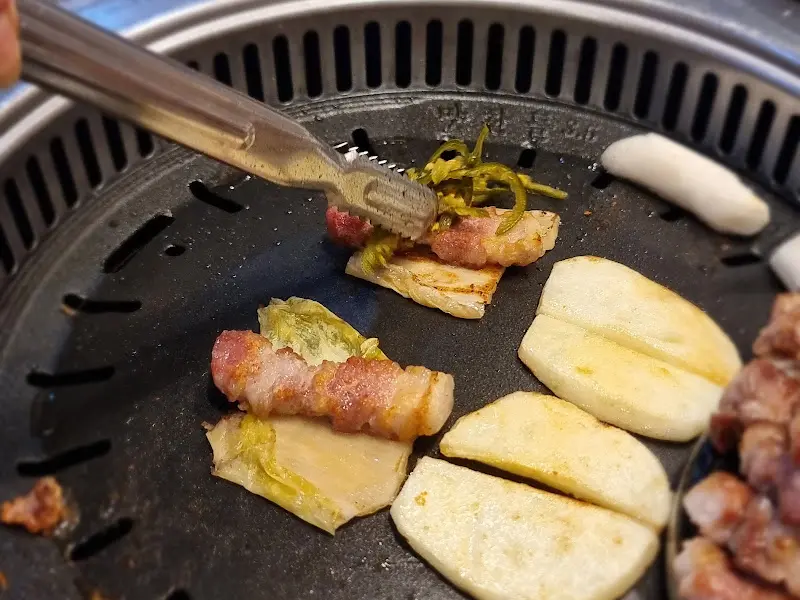 맛찬들왕소금구이 모란점의 삼겹살과 곁들임