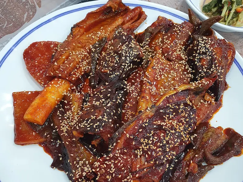 깨가 듬뿍 뿌려진 코다리찜의 클로즈업 사진