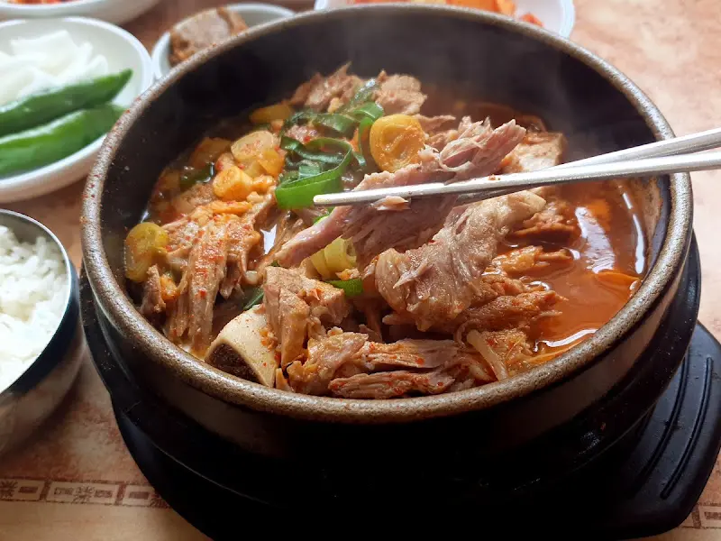 젓가락으로 고기를 집어 올린 모습