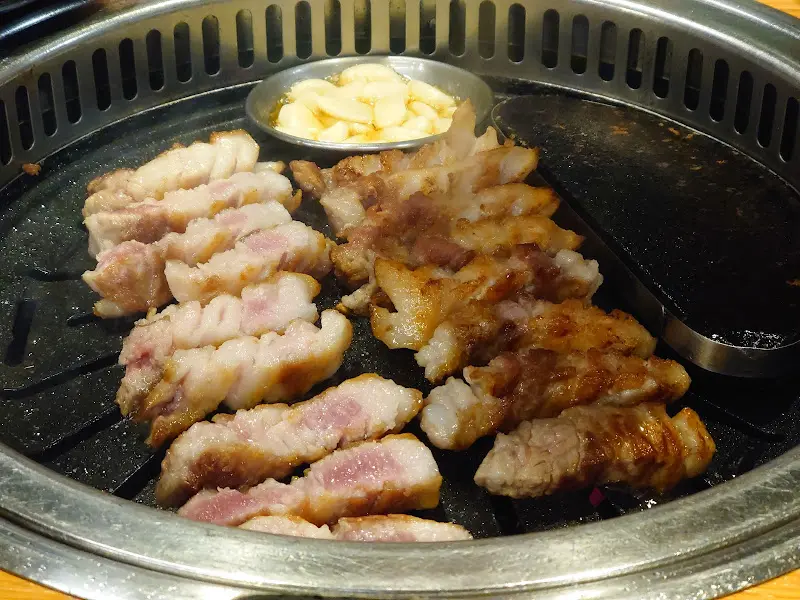 불판 위의 삼겹살