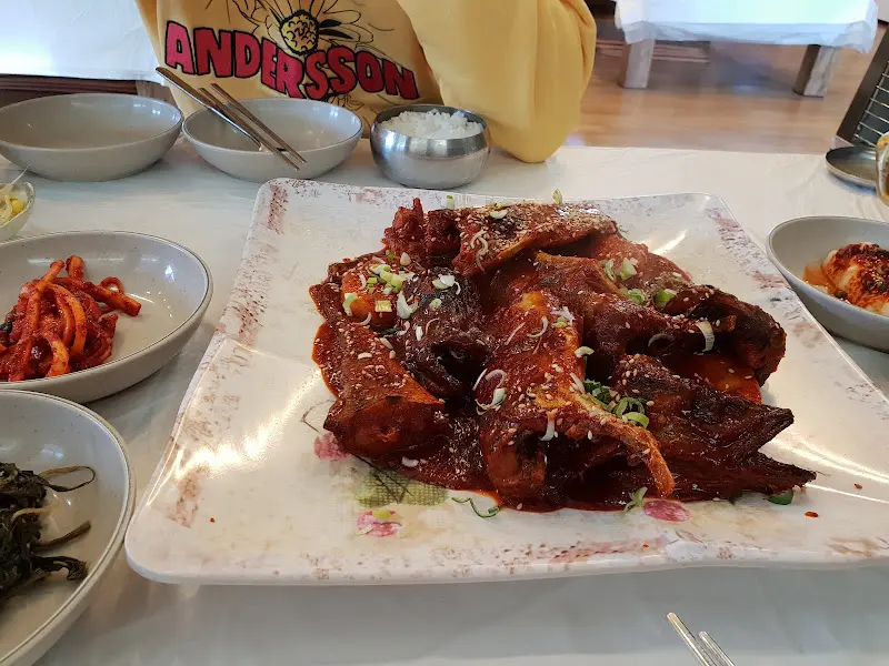 코다리찜과 다양한 밑반찬