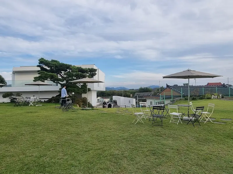 함안 뜬 카페 야외 테이블