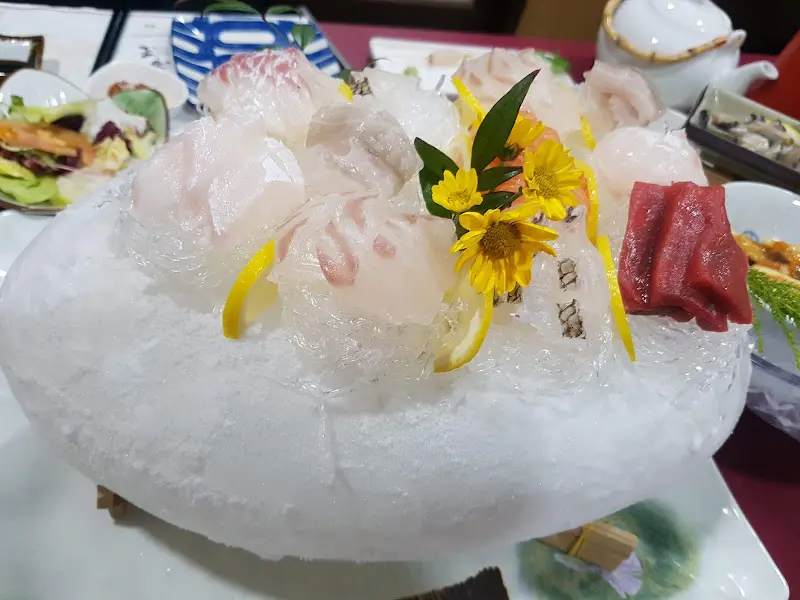 드라이아이스 위에 화려하게 장식된 모듬회