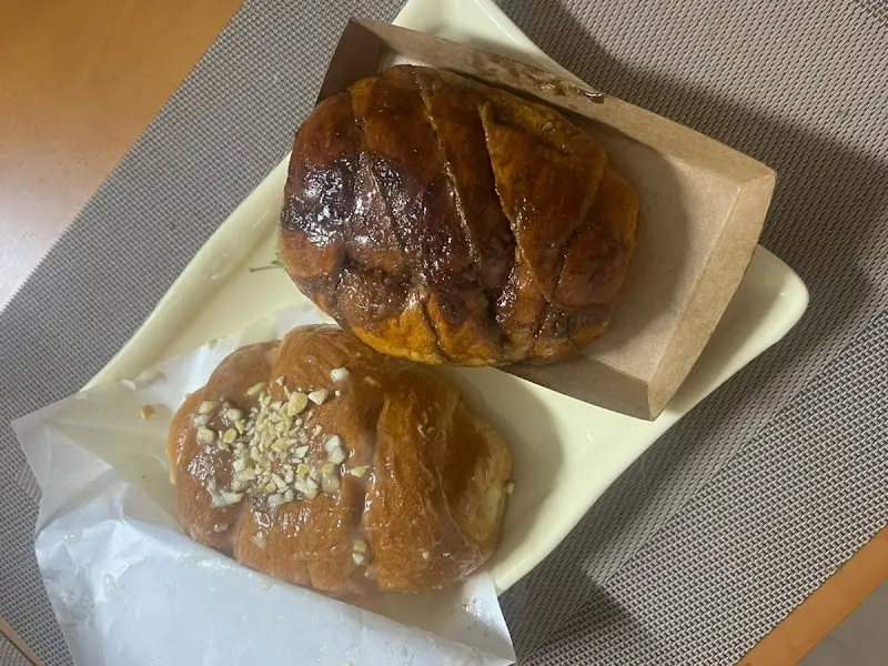 흑마늘 소금빵과 마늘 소금빵