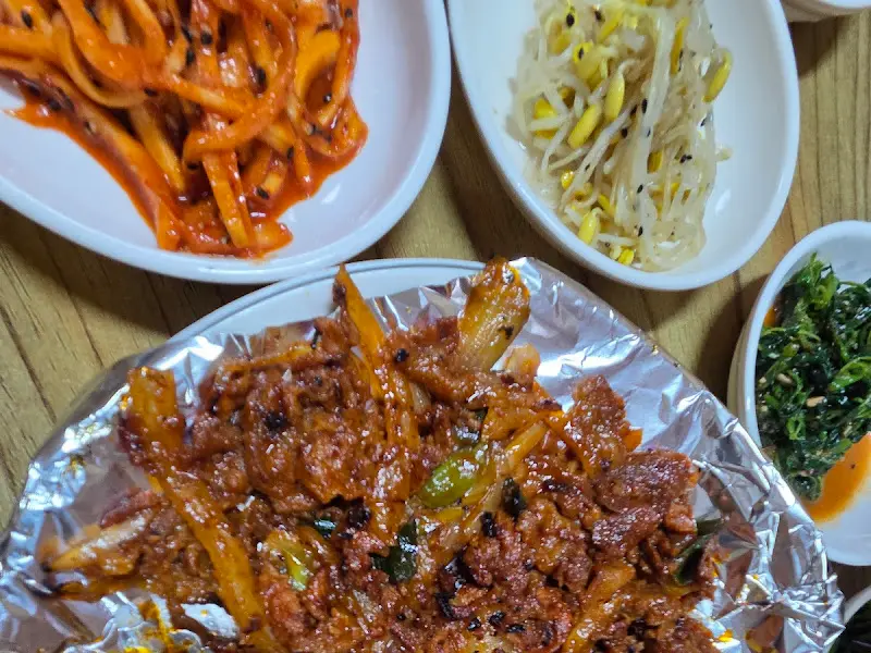 정갈하게 담겨 나온 반찬들