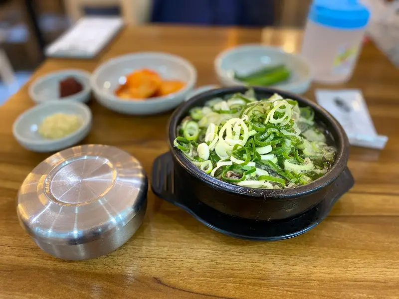 소복하게 쌓인 대파 고명이 인상적인 해장국