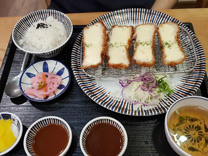 치즈가 듬뿍 올라간 치즈 돈까스