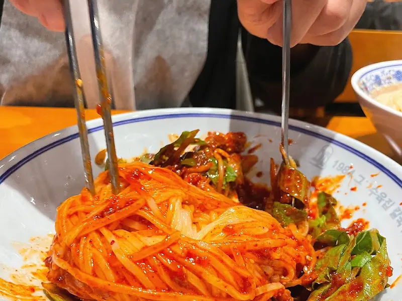 매콤한 비빔칼국수의 유혹