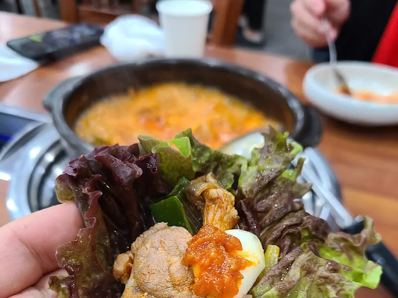 쌈 싸먹는 모습