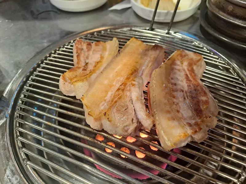 노릇노릇하게 익어가는 오겹살