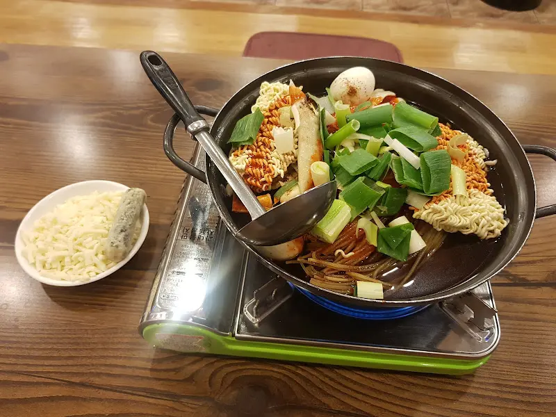 테이블 위에 놓인 떡볶이