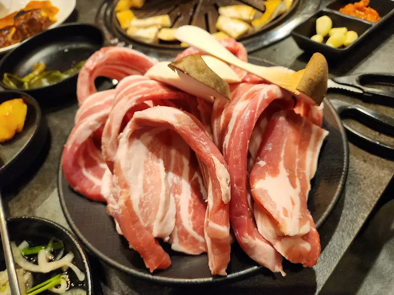 푸짐한 삼겹살 한 상 차림