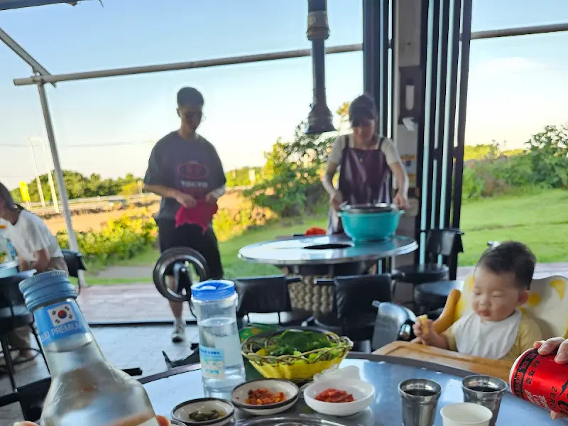 아이와 함께 식사하는 모습