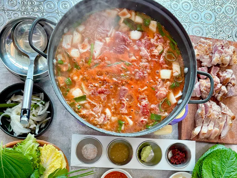 차돌 된장찌개와 밑반찬
