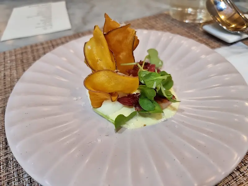 독특한 플레이팅의 샐러드