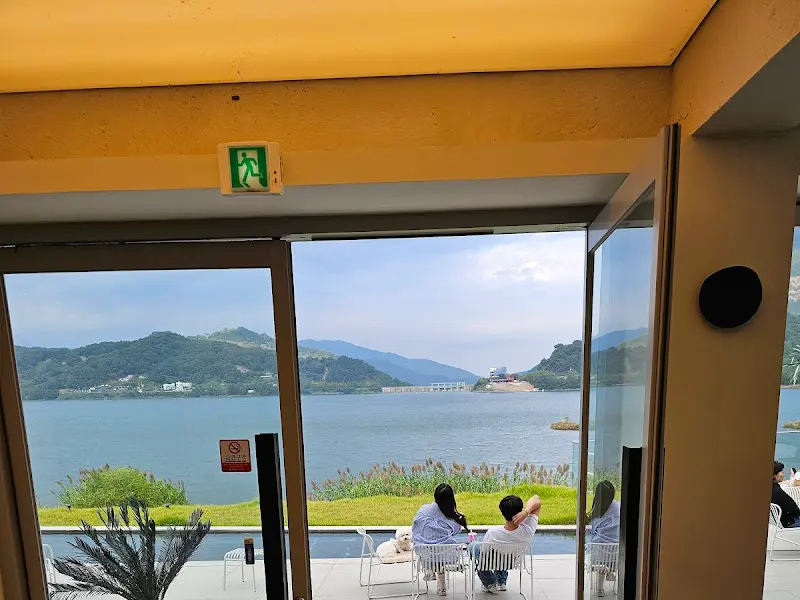 카페에서 보이는 합천호