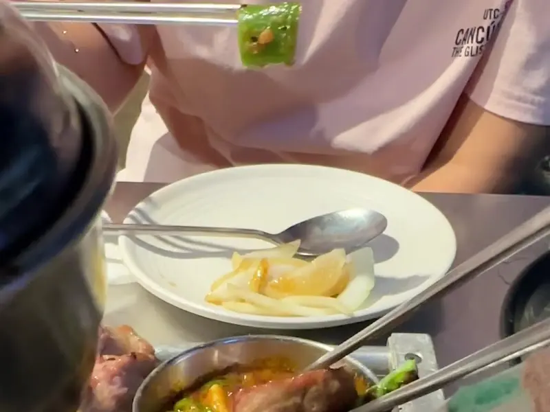 고기를 먹는 모습