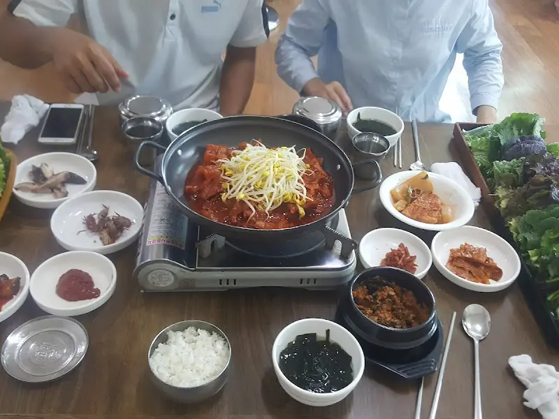 식사를 즐기는 손님들