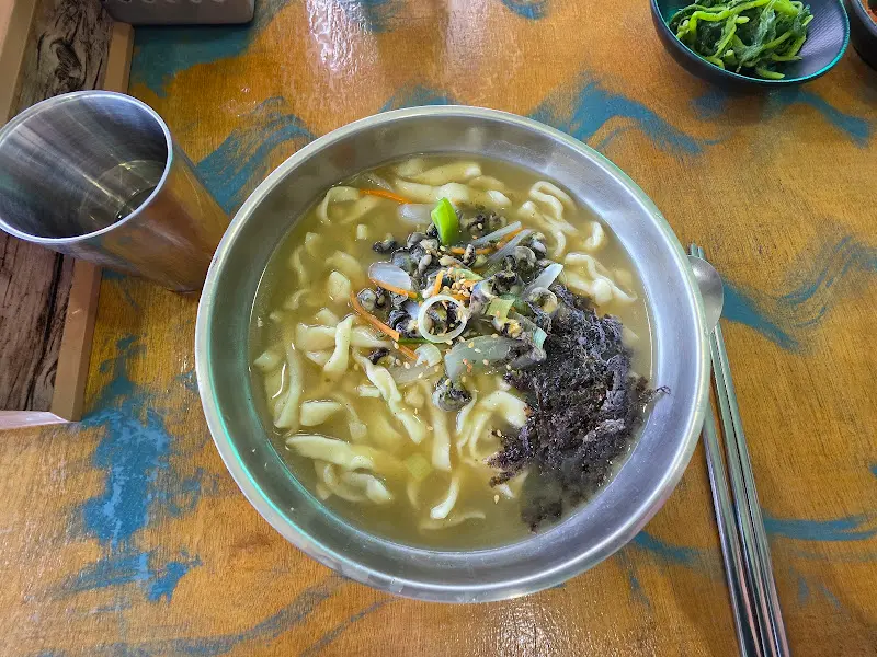 테이블 위 보말칼국수