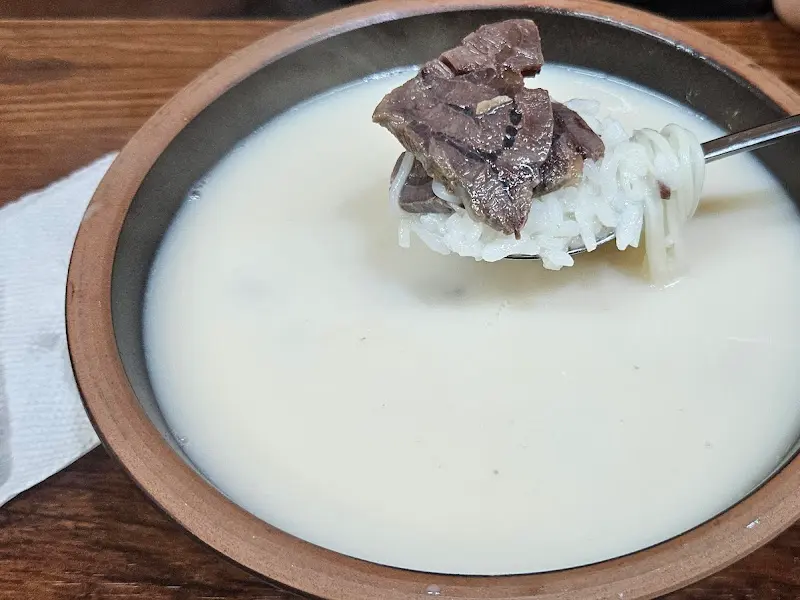 숟가락 위에 올려진 설렁탕과 밥, 고기의 조화