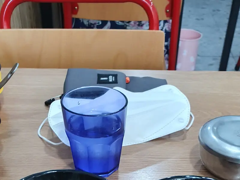 식당 내부 테이블 세팅