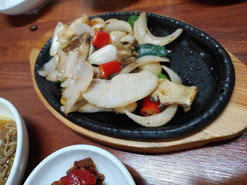 뜨거운 철판 위의 버섯볶음