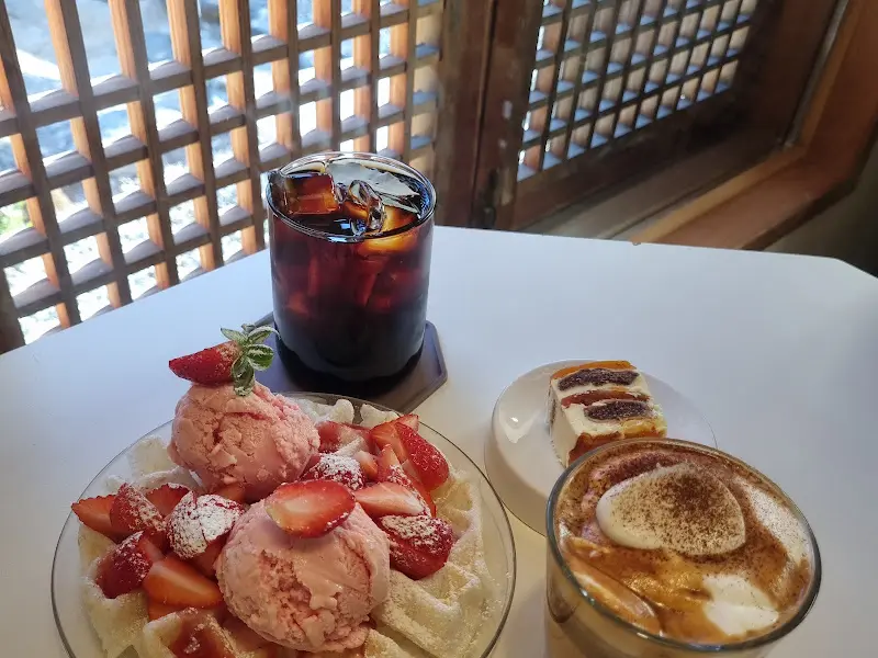 창살 너머로 보이는 햇살과 음료, 디저트