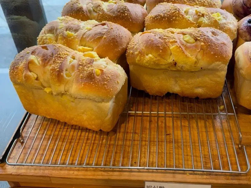 갓 구워져 나온 옥수수 식빵