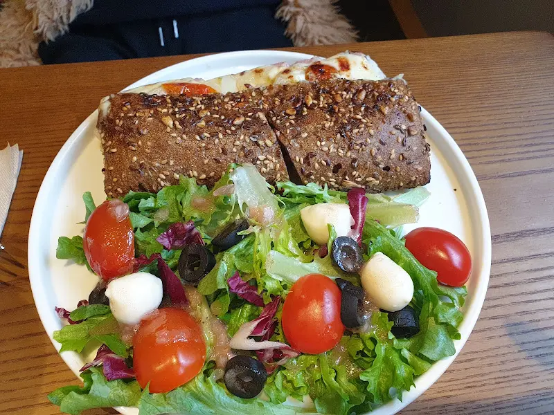 파니니와 샐러드 브런치 메뉴