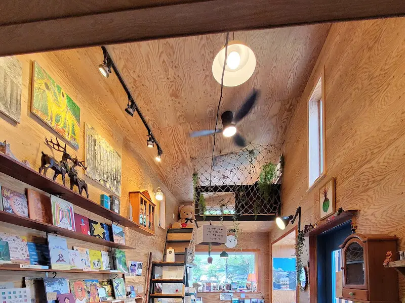 카페 내부의 서점 공간
