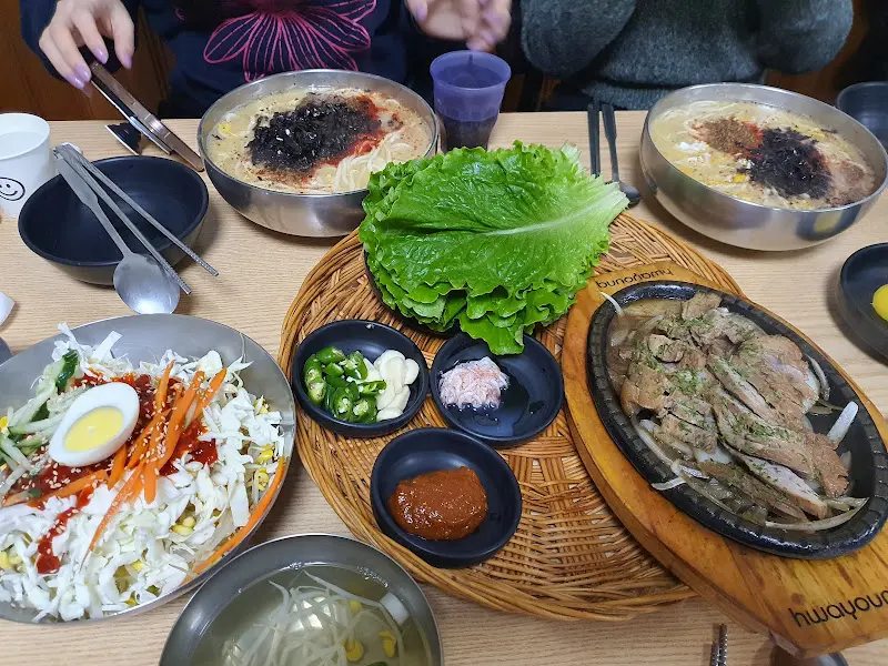 칼국수, 비빔밥, 보쌈 한 상 차림