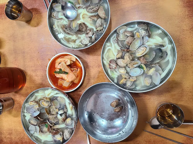 다양한 각도에서 촬영한 칼국수