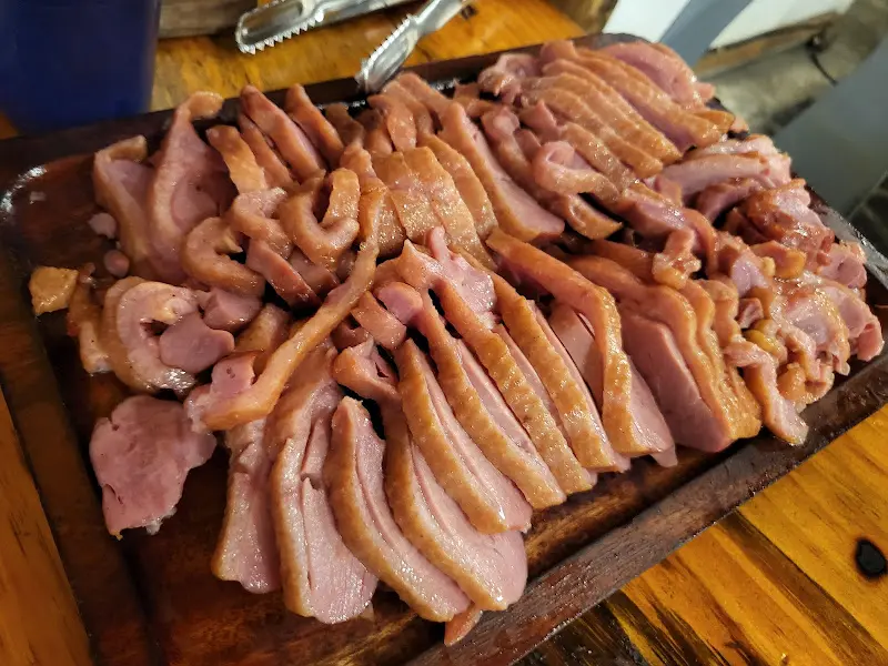 먹음직스러운 오리 장작구이