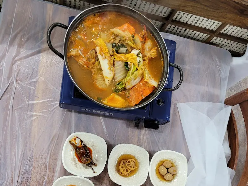 게국지와 함께 놓여진 다양한 밑반찬들