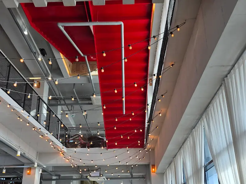 붉은 계단과 조명