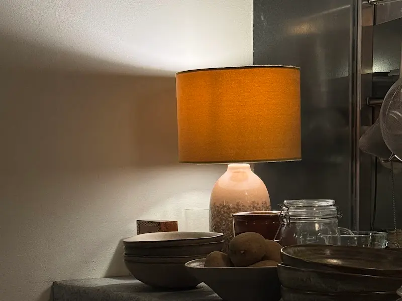 테이블 위에 놓인 램프와 식기