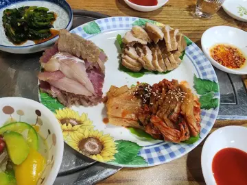과천에서 맛보는 족발의 황홀경! 안여사네, 여기 진짜 족발 맛집 레전드다!