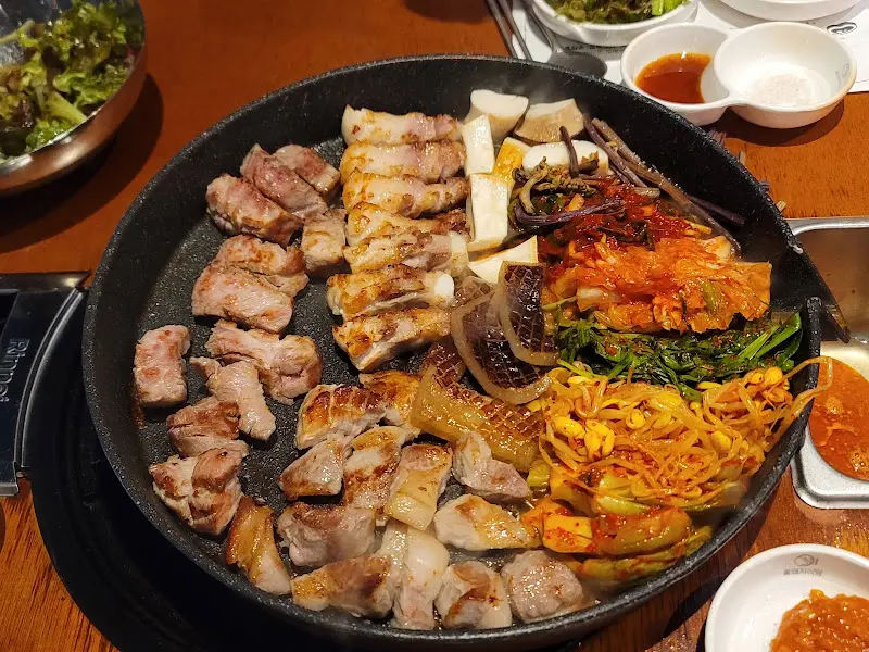 고기와 김치, 콩나물을 함께 구워먹는 모습