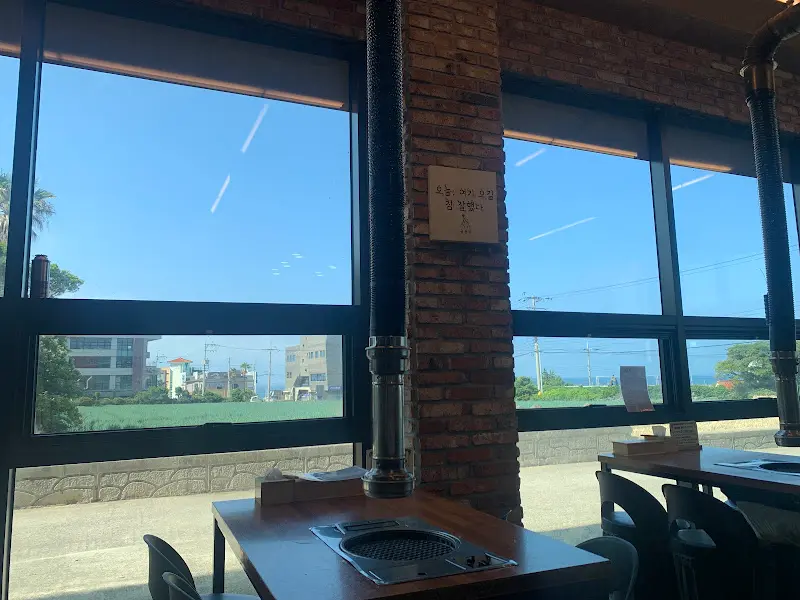 식당에서 바라본 바다 풍경