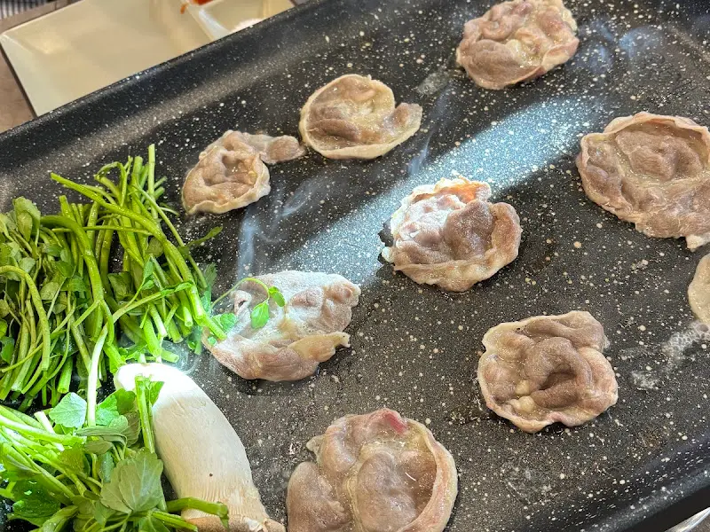 불판 위에서 익어가는 오리 차돌