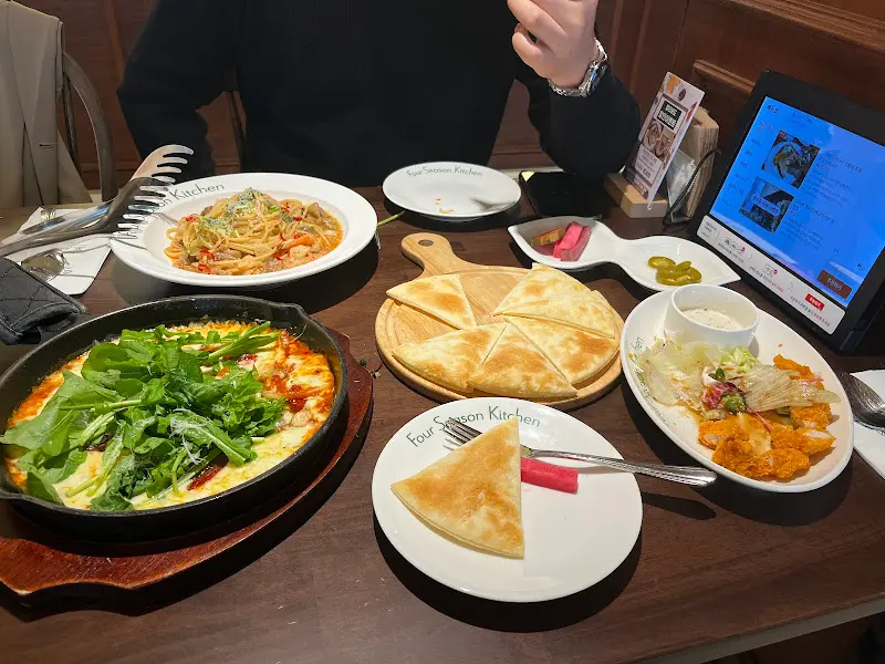 Four Season Kitchen 풀샷