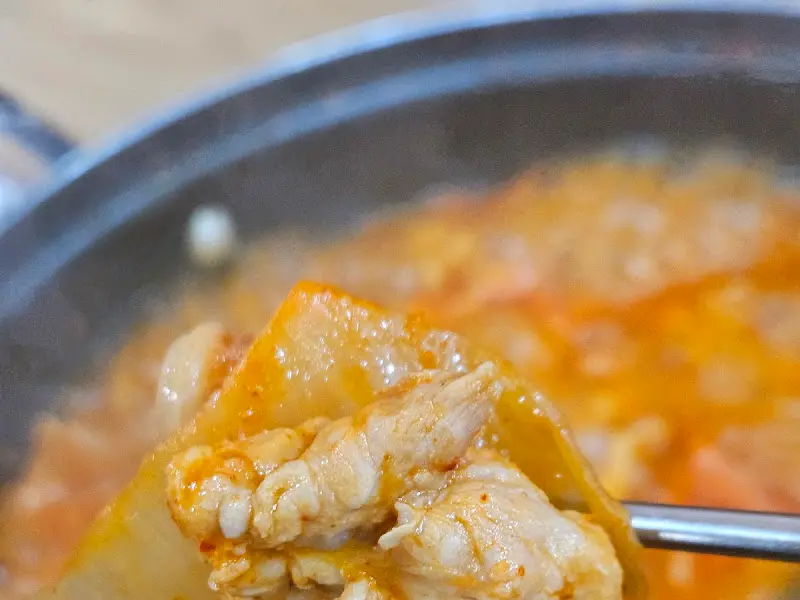 김치찌개 속 돼지고기