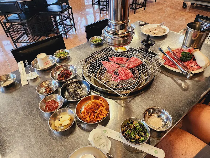 숯불 위에 꽃갈비가 구워지는 모습