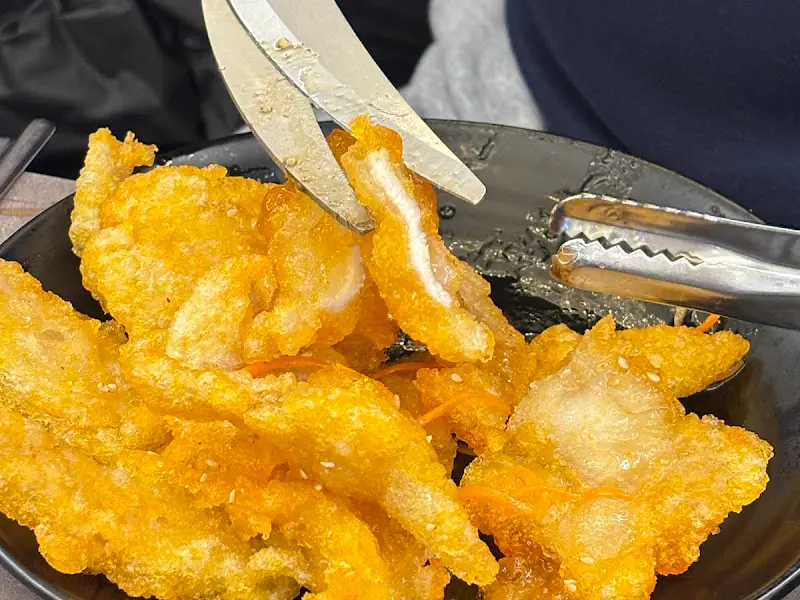 집게로 꿔바로우를 들어올리는 모습